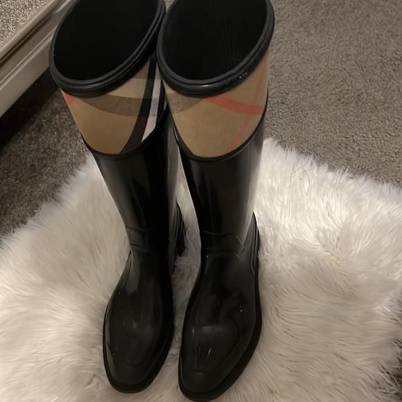 Burberry Rain boots 👢 size 7 run true to size - Picture 6 of 6